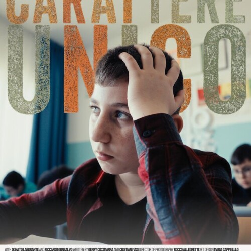Director: Gerry Ciccimarra
1. In a middle school class, the teacher gives her students an assignment: Describe yourself.
Before the bell rings, the teacher invites the students to start writing their essays.
For Pietro, an eleven-year-old boy with undiagnosed difficulties in reading and writing, the assignment seems like an insurmountable mountain. When school ends, his grandfather is waiting for him outside. Pietro is frustrated and tells his grandfather how he feels. He feels incapable and different from the others.
The grandfather understands the boy’s distress, so he decides to help him by taking him to a special place.
2. He takes him to the old family printing shop.
There, the grandfather opens a large drawer cabinet filled with movable type. He suggests a way for Pietro to write his essay without a pen or notebook: they will use small lead letters.
Hesitantly, Pietro begins to describe himself, gradually becoming more confident. The grandfather hands him the movable type one piece at a time, helping him put his essay together as if they were printing it in the old-fashioned way.
The boy walks around the printing shop, looking for more words in the posters hanging on the walls. Before that moment, he had never noticed the multitude of posters. In fact, he had always felt that he did not really belong in that world, a world made of words that seemed to move too quickly.
Pietro lines up the letters and, word after word, composes his essay. Then, together with his grandfather, he prints his work on paper: he rolls the ink onto the press and presses down firmly on the printing press.
3. The next day at school, Pietro finds the courage to read his essay aloud.
When he finishes, the silence turns into a thunderous round of applause: Pietro has found his own unique way of telling his story.